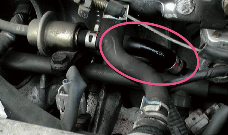 亀裂から燃料漏れを起こした燃料ホース
