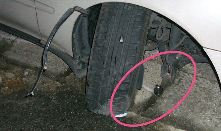 前輪と車体をつなぐ破損した装置